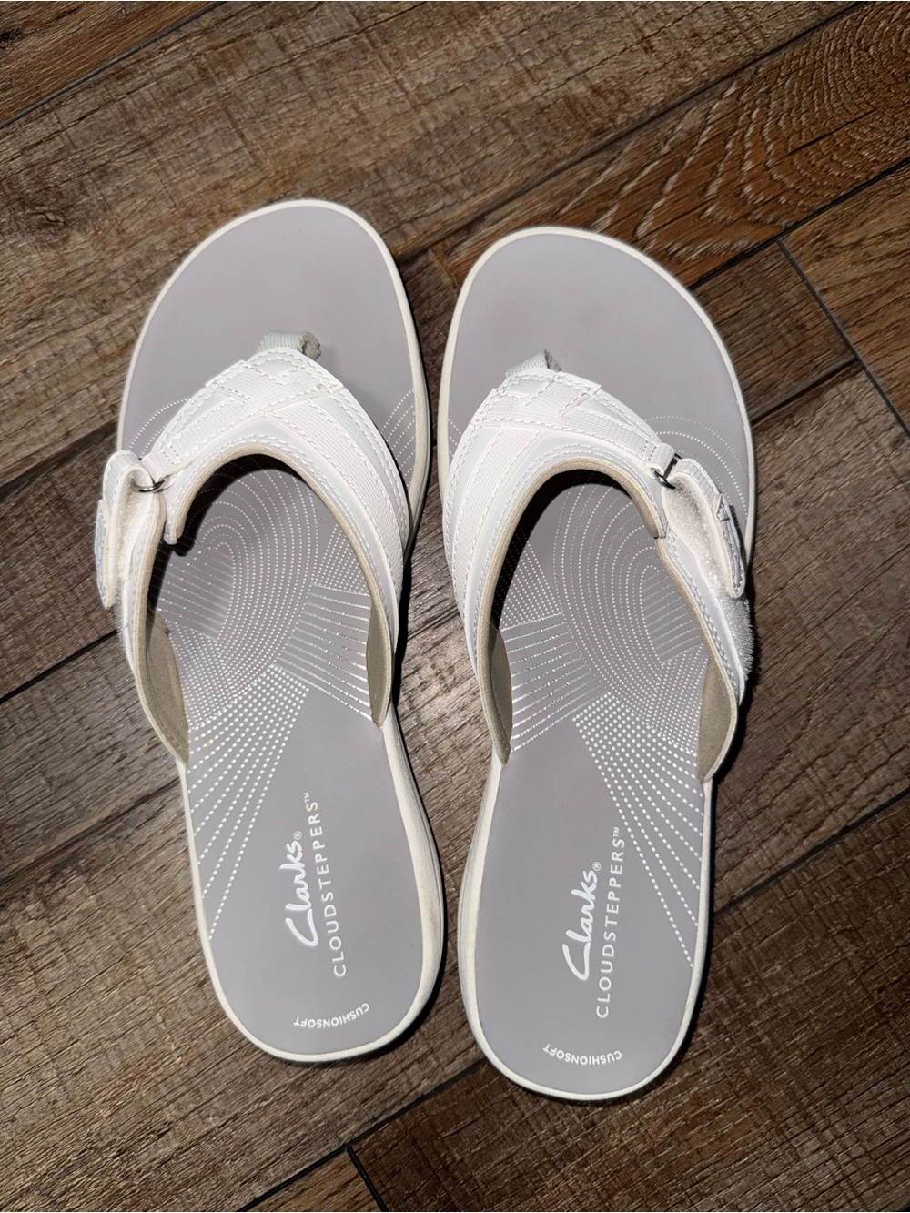 Clarks Women's White and Light Gray Cloudsteppers Thong Sandals